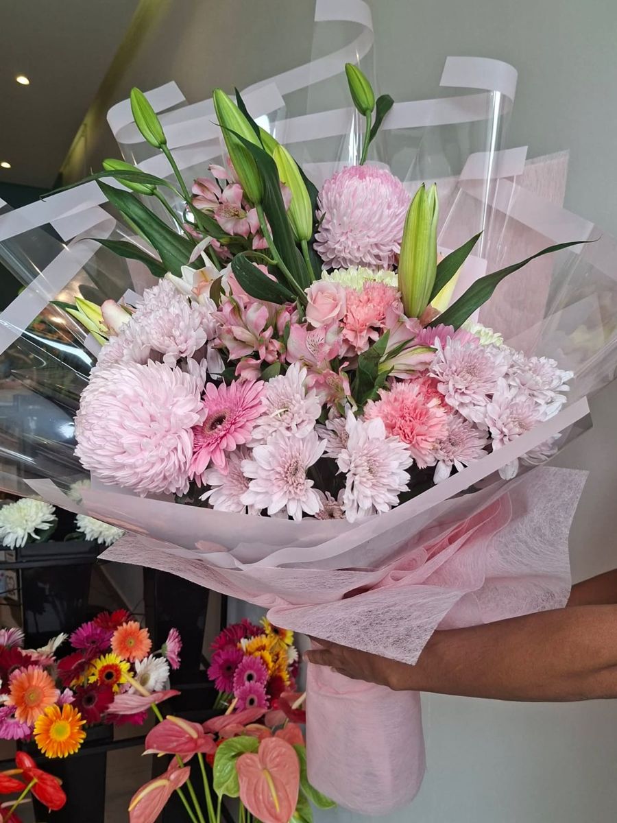 Grand bouquet pastel de chrysanthèmes, lys et alstroemerias dans la boutique